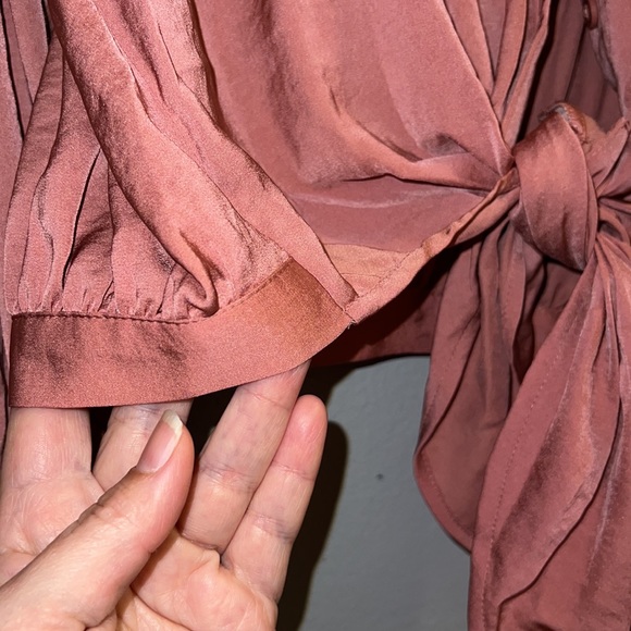 (L) EXPRESS Satin Tie Front Cropped Shirt - Picture 8 of 11